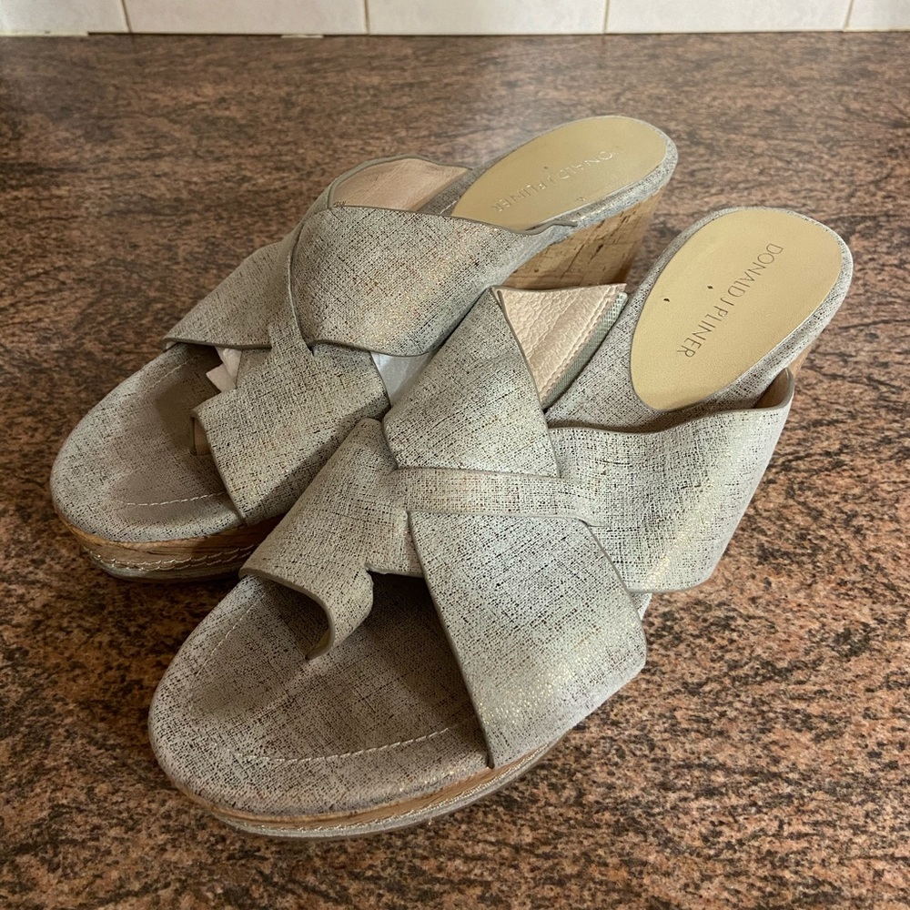 Donald Pliner size 6 wedge